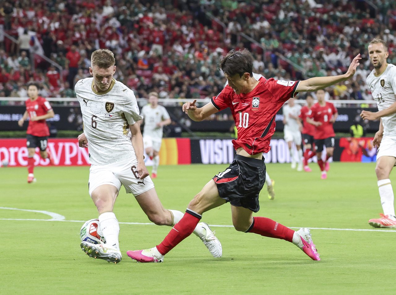 Lee Jae-sung (front) dribbles the ball during South Korea's opener against the Czech Republic, in Mexico on June 11. (Yonhap)