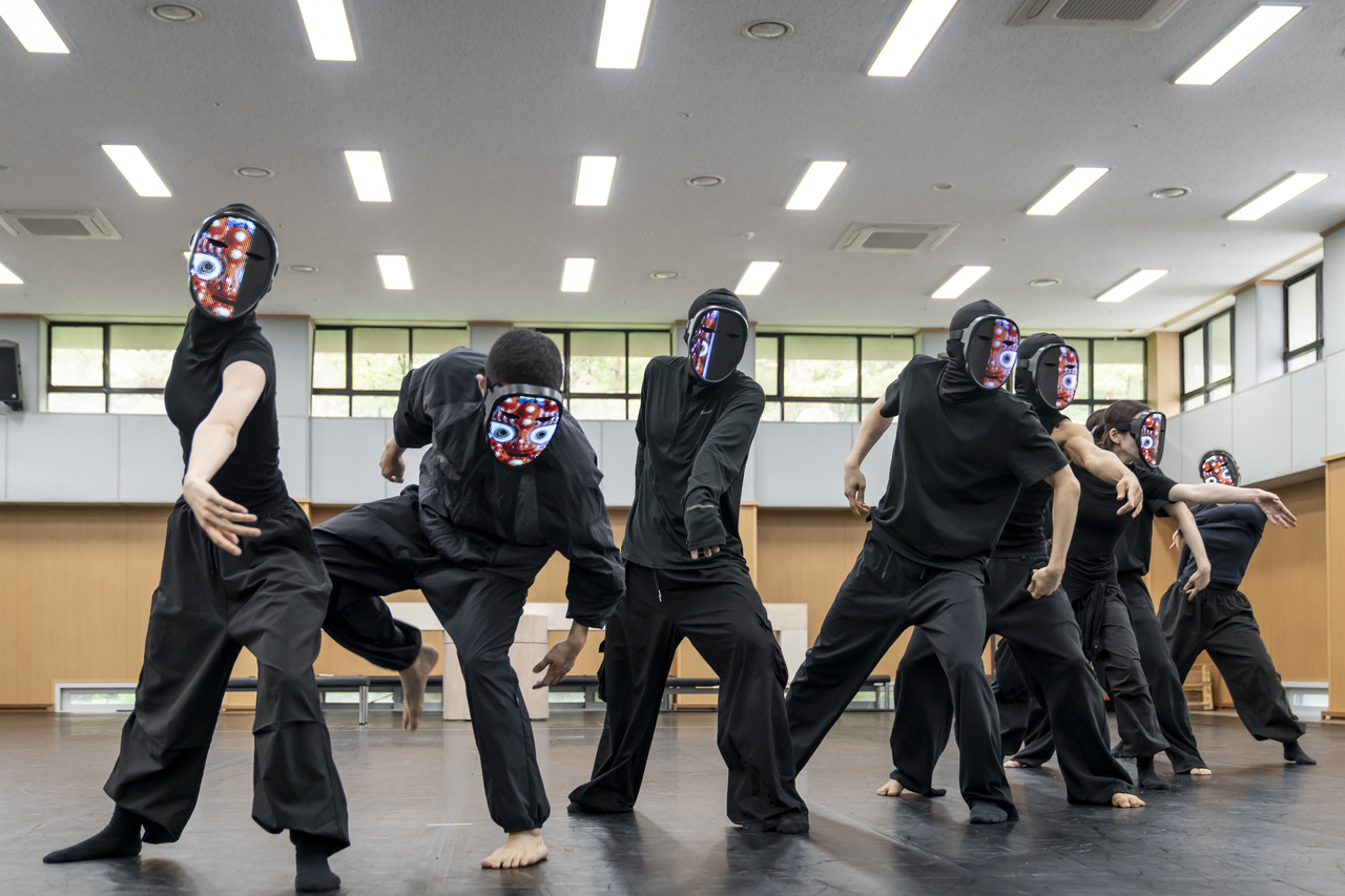 Joseon-Era Street Dance Receives a Modern Twist 14 Dancers of the National Dance Company of Korea rehearse a scene from “Mask Off.” (National Dance Company of Korea)