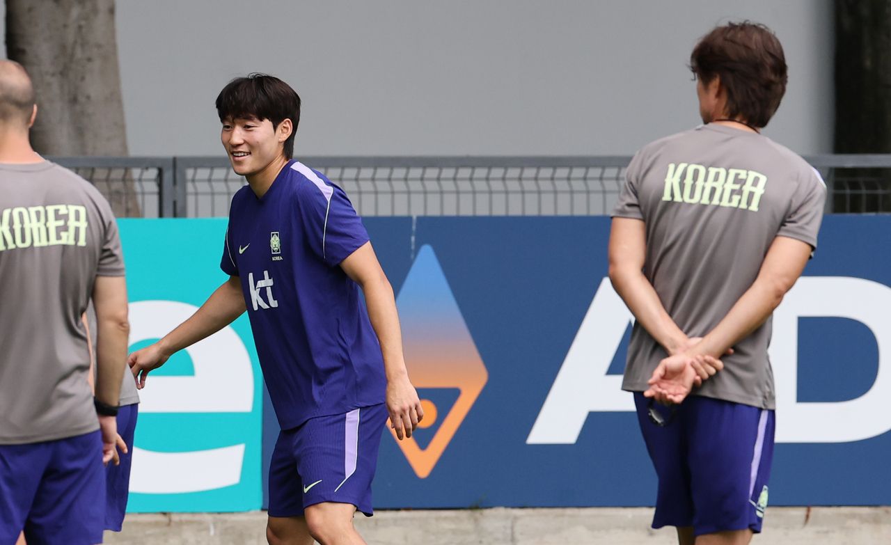 Bae Jun-ho (left) during a training session on Monday (Yonhap)