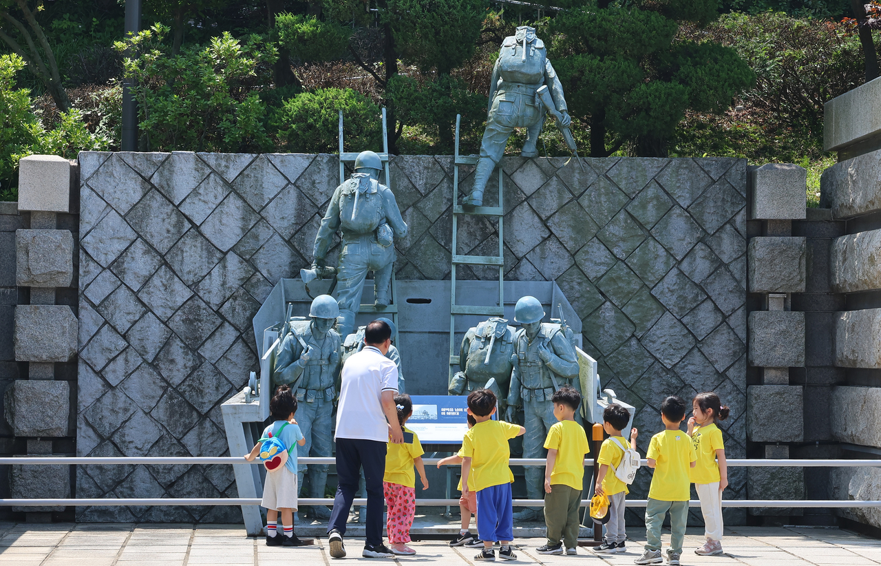 인천 연수구 인천상륙작전기념관을 찾은 어린이들이 전시물을 살펴보고 있다.   [연합]