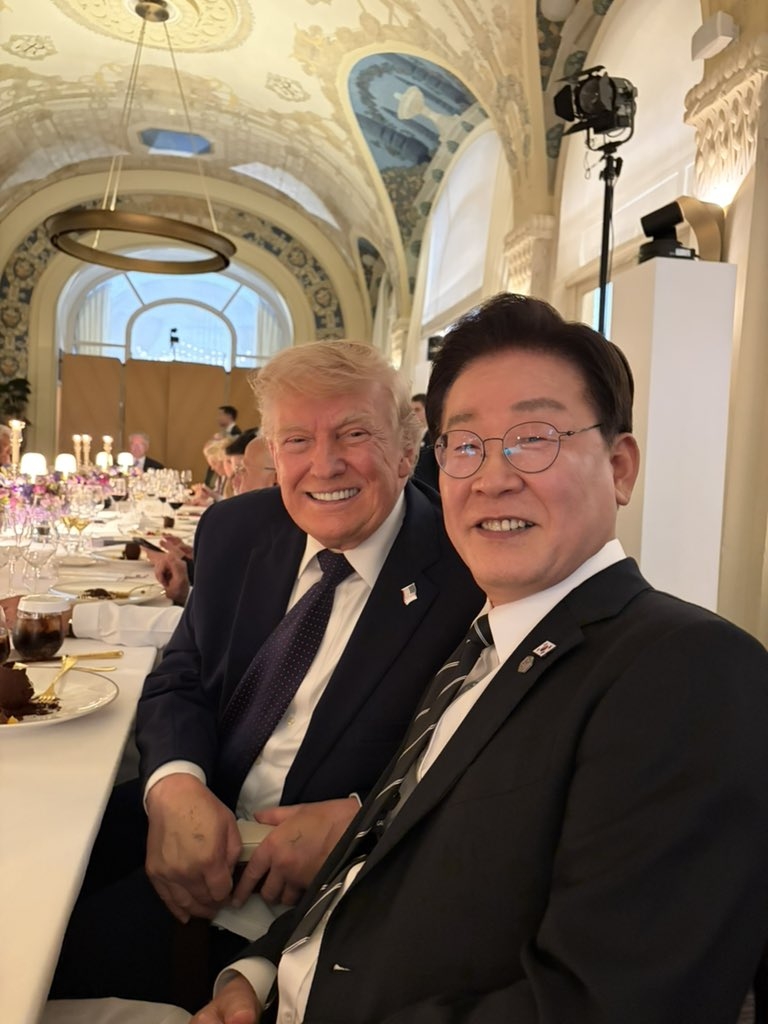 President Lee Jae Myung and US President Donald Trump at the G7 gala dinner in Evian-les-Bains, France, on Tuesday. (Yonhap)