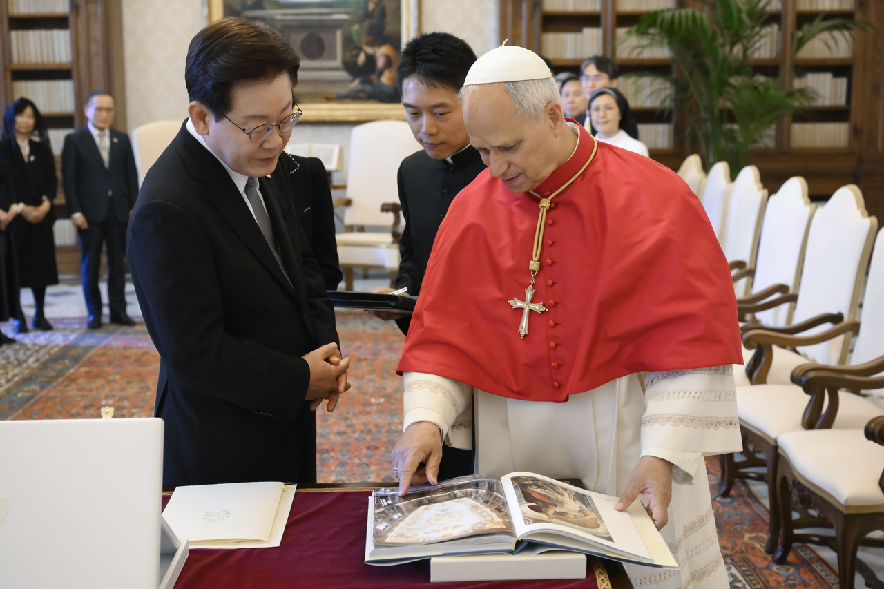President Lee Jae Myung (left) meeting Pope Leo XIV at the Vatican on Monday. (Yonhap)