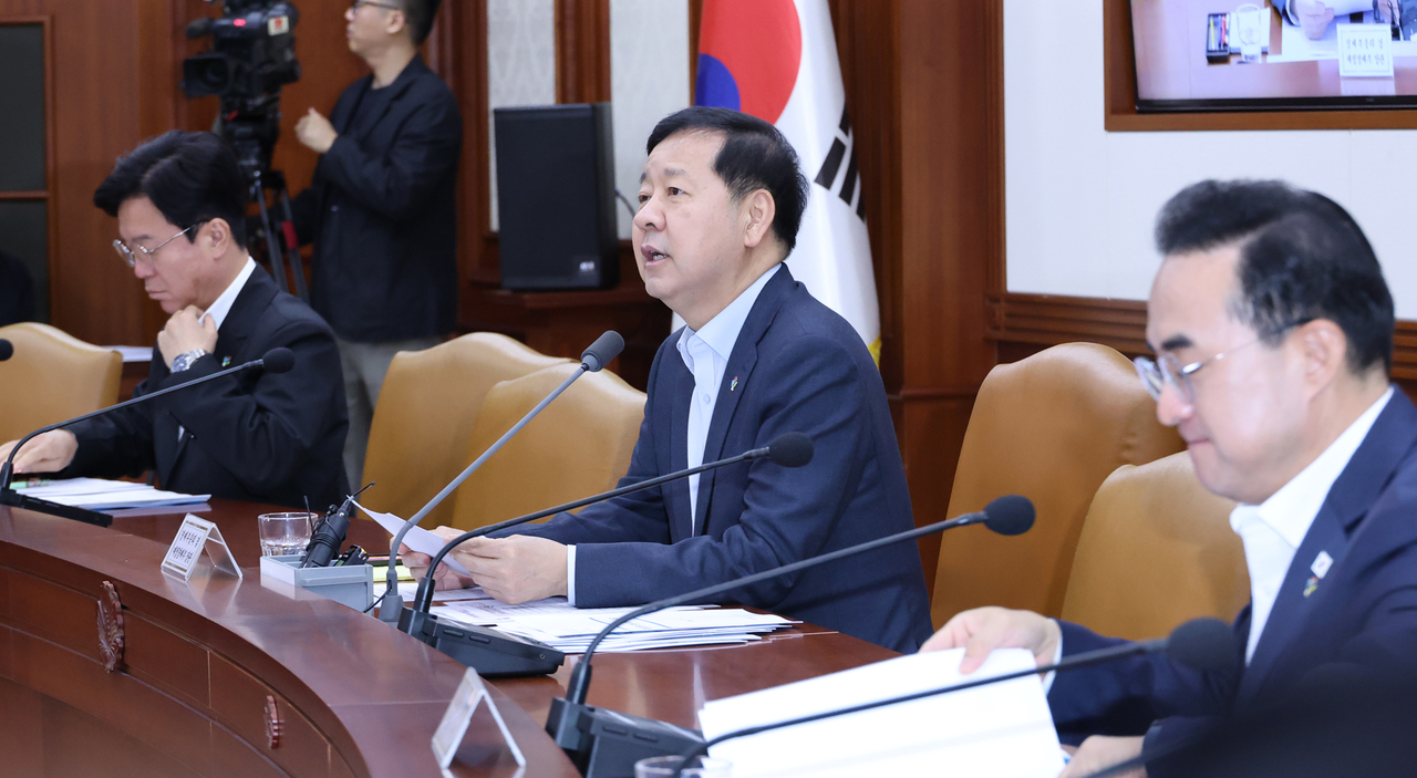 Finance Minister Koo Yun-cheol (center) speaks during a meeting with economy-related ministers in Seoul on Friday. (Yonhap)