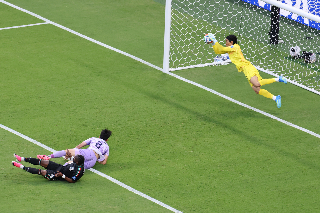 South Korean goalkeeper Kim Seung-gyu (right) makes a save on a header by Julian Quinones of Mexico (left) during the teams' Group A match at the 2026 FIFA World Cup at Estadio Guadalajara in Zapopan, Mexico, on Friday. (Yonhap)