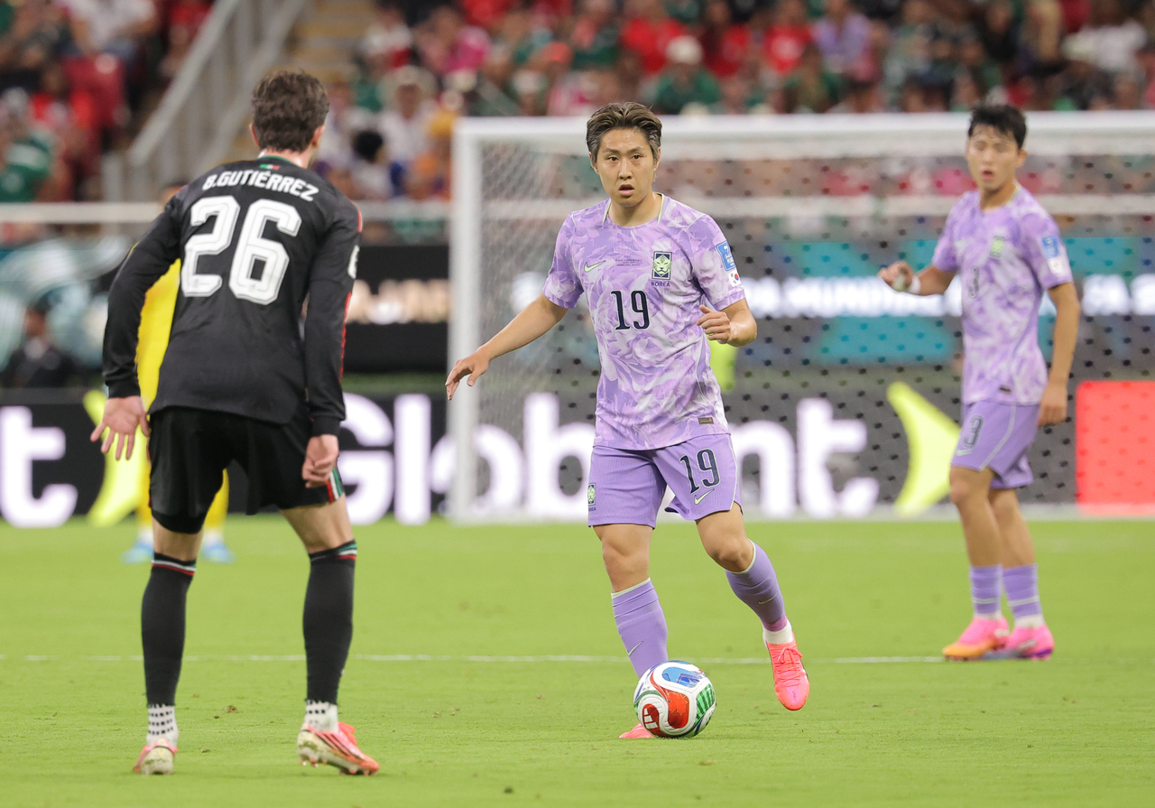 Lee Kang-in (center) dribbles the ball during South Korea's match against Mexico. (Yonhap)