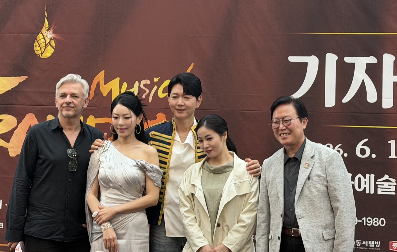 From left: Director Robert Alfoldi, actors Lisa, Lee Gun-myung and Kim Bo-kyung, and Daegu International Musical Festival Executive Director Bae Sung-hyuck pose for photos during a press conference held at the Daegu Arts Center on Friday. (Park Ga-young/The Korea Herald)