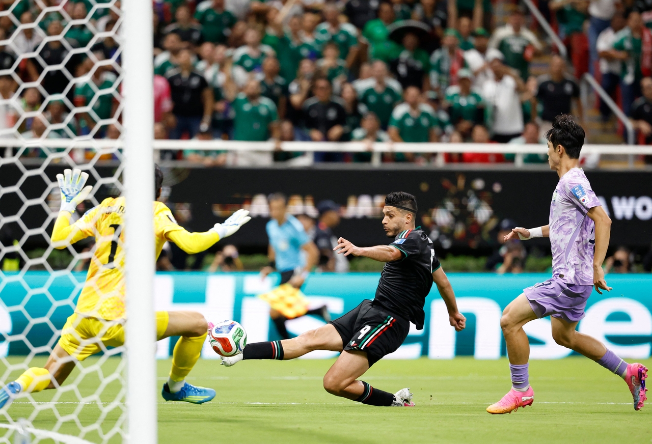 South Korea's goalkeeper Kim Seung-gyu and Mexico's forward Raul Jimenez fight for the ball during the 2026 World Cup Group A football match between Mexico and South Korea at Guadalajara Stadium in Zapopan on Thursday. (AFP-Yonhap)