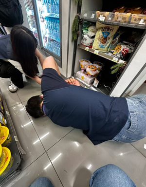“한국인 친절은 세계최고”…바닥 엎드린 편의점 직원에 日 찬사 쏟아졌다