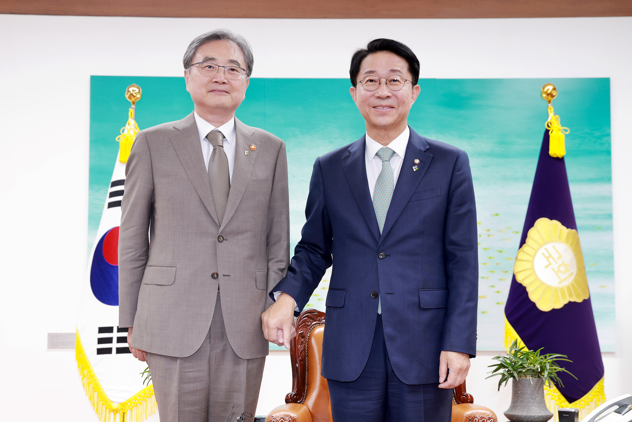 National Assembly Speaker Cho Jeong-sik (right) talks with Foreign Minister Cho Hyun during their meeting at the parliamentary building in Seoul on Friday. (Yonhap)