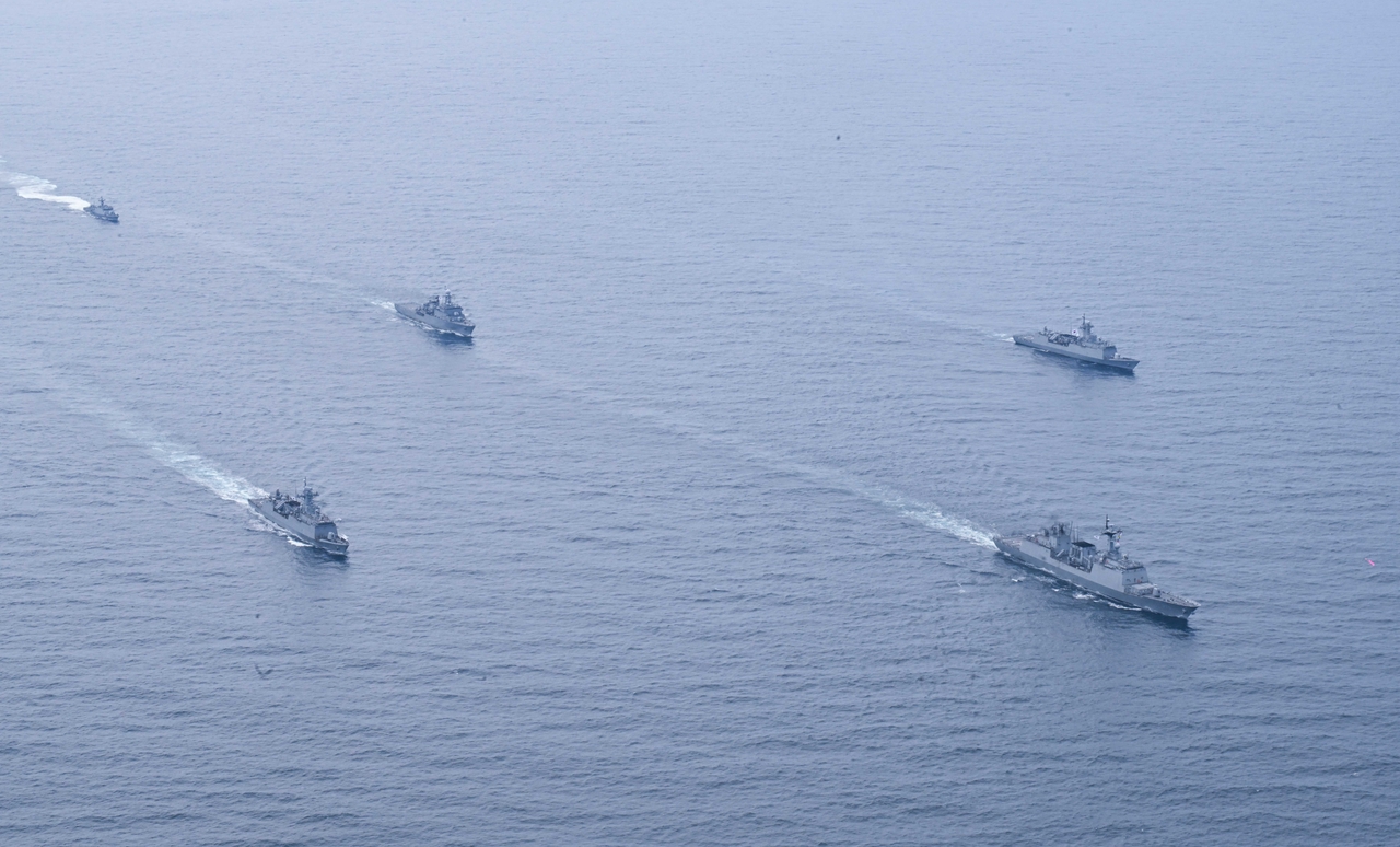 Navy vessels from the 3rd Fleet and the Maritime Task Flotilla sail in formation during the Fleet Comprehensive Combat Training in waters off the southern coast on Tuesday. From right are the 4,400-ton destroyer Chungmugong Yi Sun-sin, the 2,500-ton frigate Gwangju, the 2,600-ton minelayer Wonsan, the 2,500-ton frigate Jeonbuk and the 450-ton patrol killer guided missile boat Park Dong-jin. (Republic of Korea Navy)