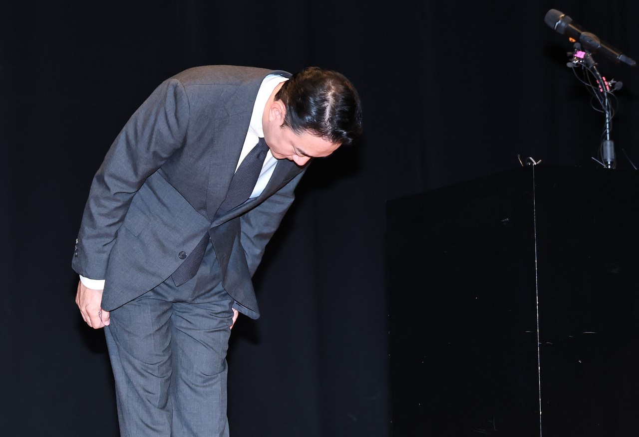 Hong Jung-do, vice chairperson of JoongAng Group, bows during a press conference at the JoongAng Ilbo Building in Seoul on Monday, apologizing for the liquidity crisis and rehabilitation proceedings involving several group affiliates, including JTBC. (Yonhap)