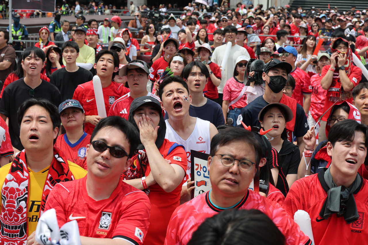2026 북중미 월드컵 조별리그 A조 2차전 한국과 멕시코의 경기가 0-1로 패배하자 19일 서울 종로구 광화문광장에서 시민들이 아쉬워하고 있다. [연합뉴스]