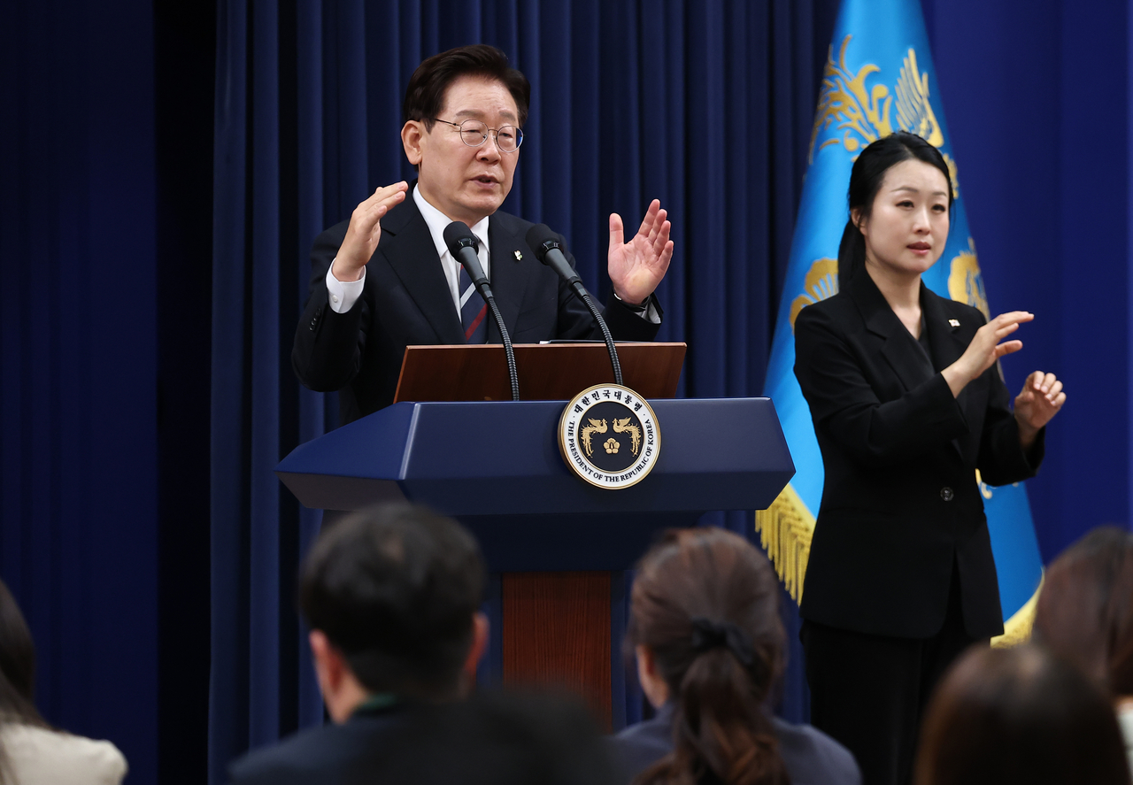 President Lee Jae Myung on Friday speaks during a press brefing at Cheong Wa Dae in Seoul. (Yonhap)