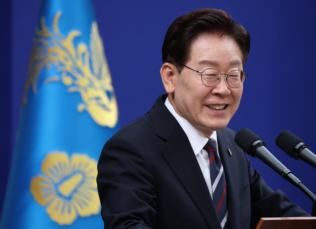 President Lee Jae Myung on Friday speaks during a press brefing at Cheong Wa Dae in Seoul. (Yonhap)