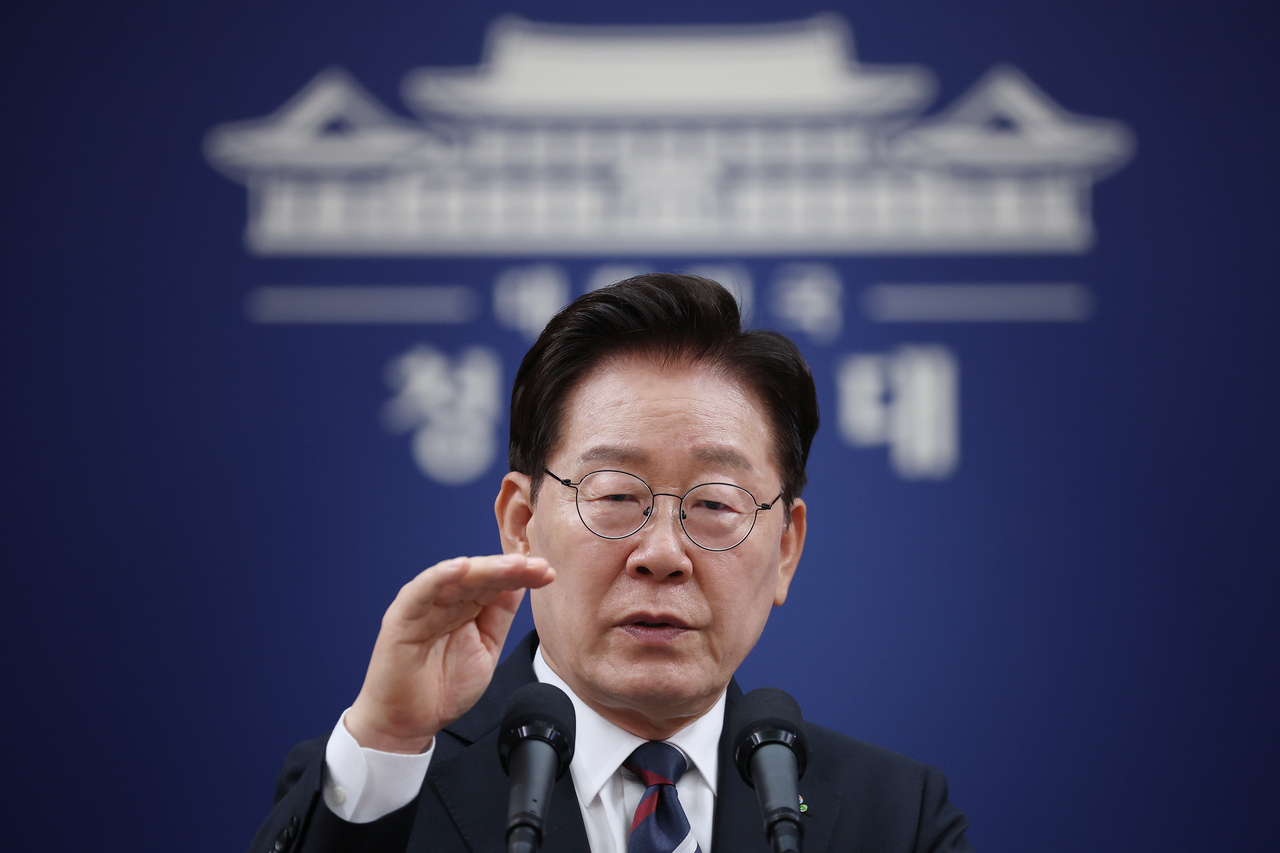 President Lee Jae Myung on Friday speaks during a press brefing at Cheong Wa Dae in Seoul. (Yonhap)