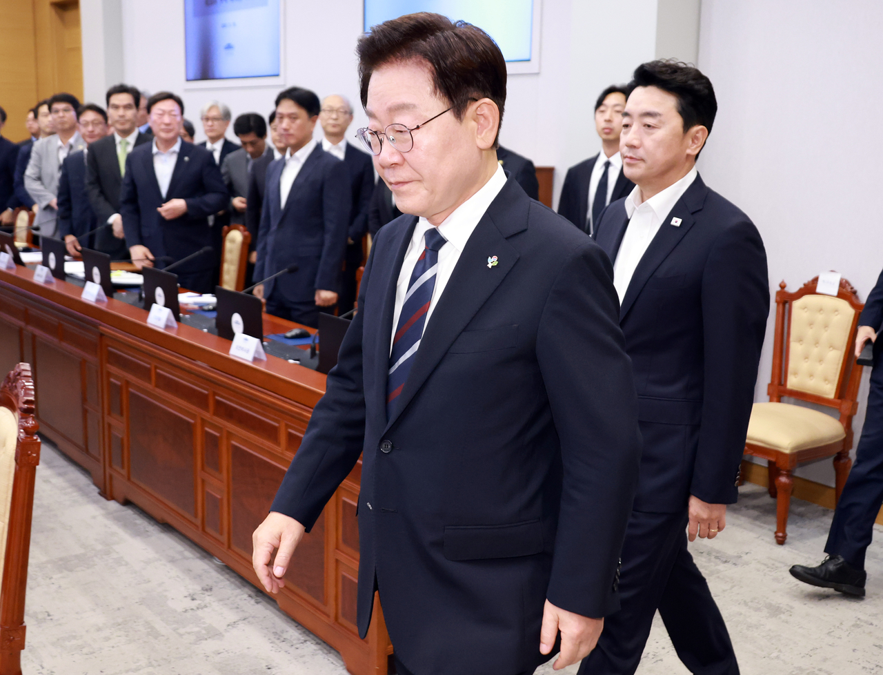 President Lee Jae Myung attends a meeting with senior presidential aides at Cheong Wa Dae, Friday. (Yonhap)