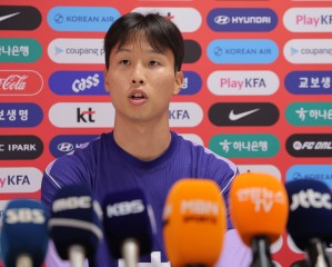 멕시코와 2026 북중미 월드컵 A조 조별리그 2차전을 치른 한국 축구 국가대표팀 엄지성이 20일 멕시코 과달라하라 인근 사포판의 치바스 바예 베르데에서 훈련을 하기 앞서 취재진 질문에 답변하고 있다. [연합]