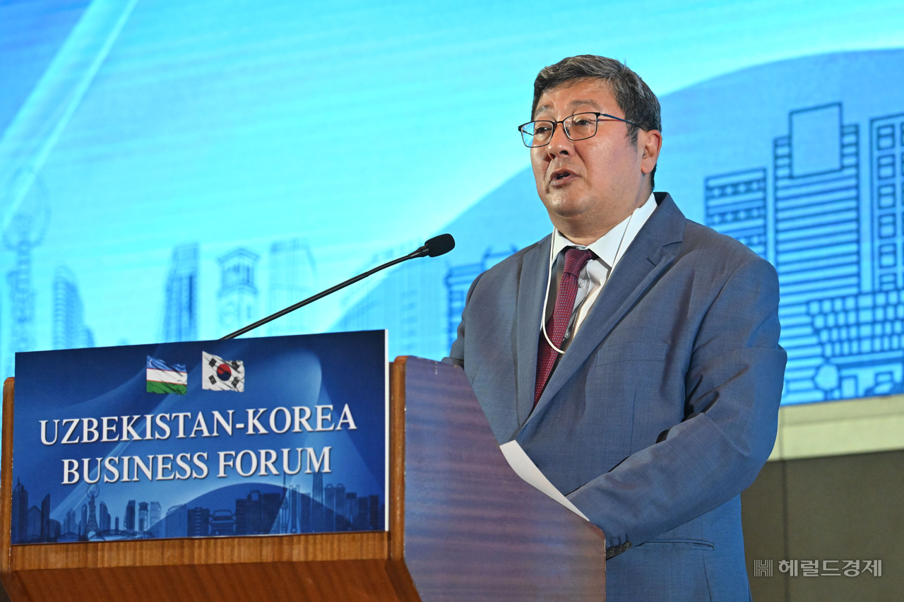 일함존 압두가파 교통부 차관이 16일(현지시간) 우즈베키스탄 타슈켄트에서 열린 한국-우즈베키스탄 경제협력포럼 2026에서 발표를 하고 있다. 타슈켄트=임세준 기자