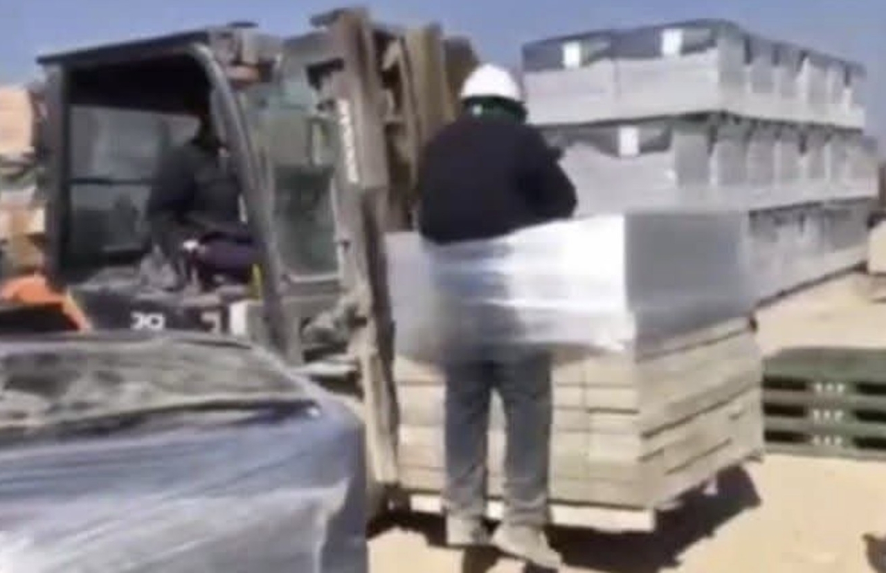 Footage showing a Sri Lankan migrant worker being lifted while tied to forklift cargo at a brick production factory in Naju, South Jeolla Province, has been released, stirring controversy. [South Jeolla Migrant Workers Network]