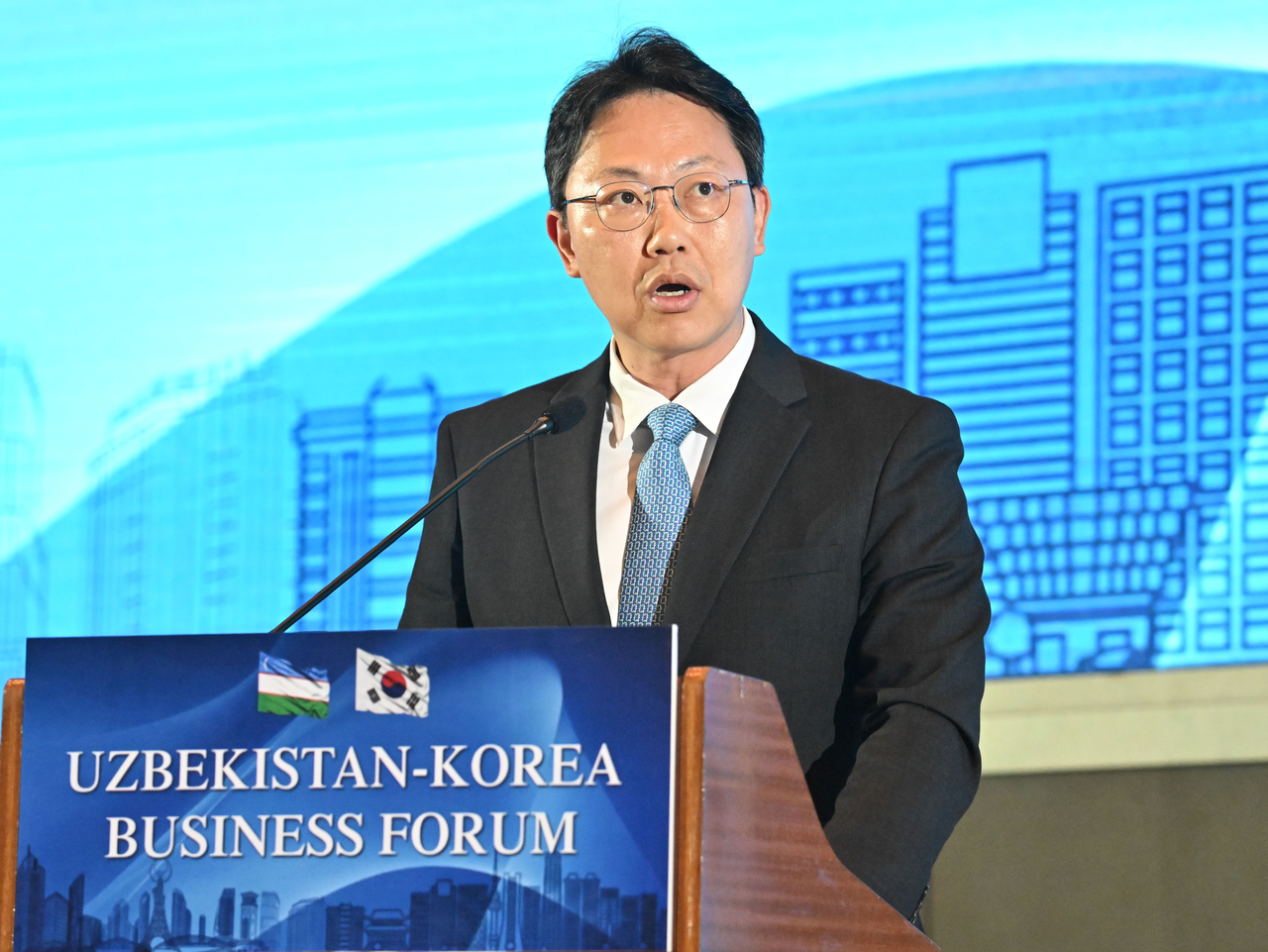 Kim Young-man, director general for trade policy coordination at the Ministry of Trade, Industry and Resources, delivers congratulatory remarks at the Korea-Uzbekistan Business Forum in Tashkent, Uzbekistan, Tuesday. (Im Se-jun/The Korea Herald)