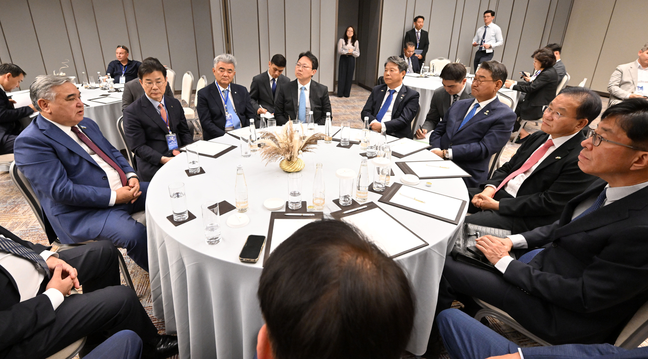 From left: Alisher Agzamkhodjaev, chair of the Senate Committee on Foreign Relations, Foreign Economic Relations, Foreign Investment and Tourism of Uzbekistan; Kim Bok-hwan, CEO of Korea Overseas Infrastructure and Urban Development Corp.; Jung Won-ju, chairman of Herald Media Group, Jungheung Group and Daewoo Engineering & Construction; Kim Young-man, director general for trade policy coordination at Korea’s Ministry of Trade, Industry and Resources; Rep. Seo Young-seok of the Democratic Party of Korea; Rep. Kim Kyo-heung of the Democratic Party of Korea; Rep. Yoon Jae-ok of the People Power Party; and Won Do-yeon, Korean ambassador to Uzbekistan, attend a VIP tea session at the Korea-Uzbekistan Business Forum in Tashkent, Uzbekistan,Tuesday. (Im Se-jun/The Korea Herald)