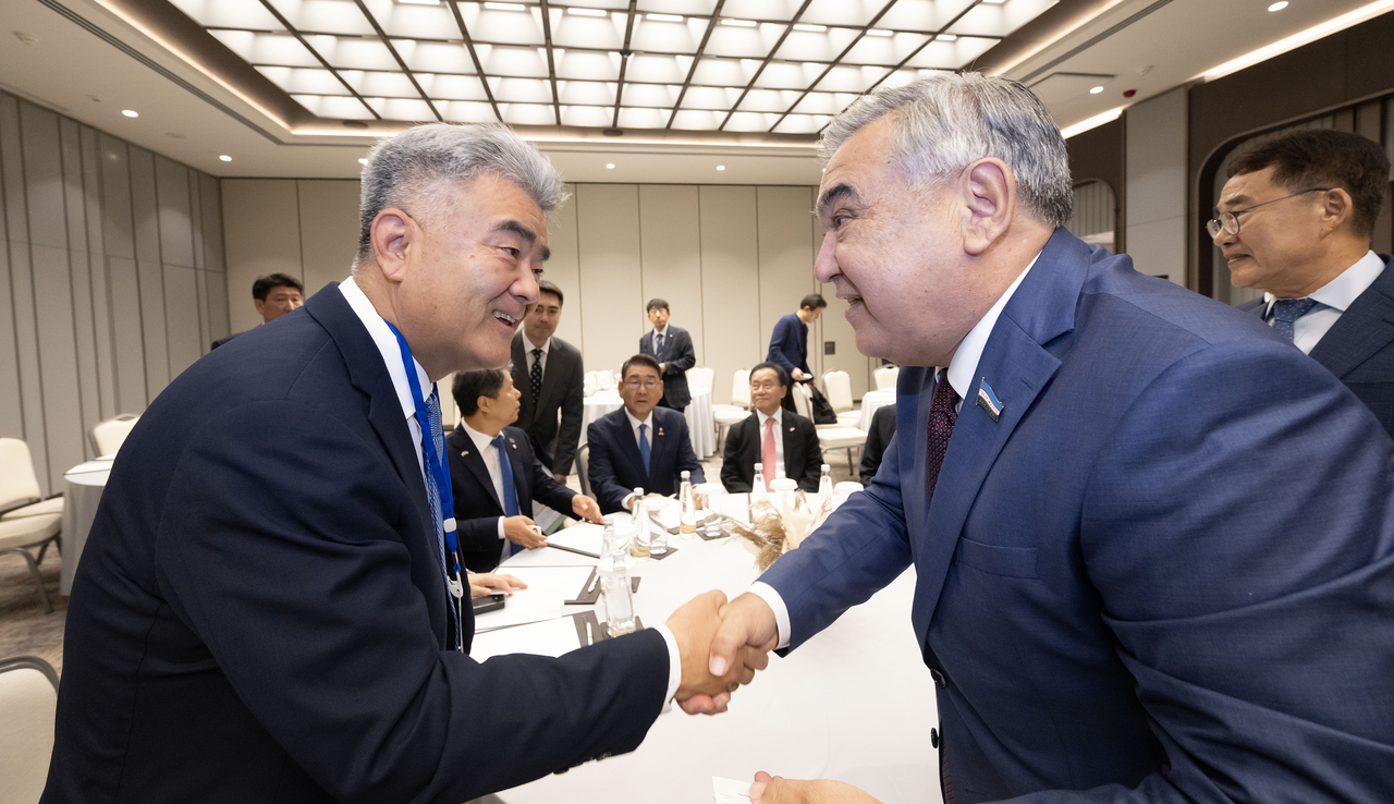 Jung Won-ju (left), chairman of Herald Media Group, Jungheung Group and Daewoo Engineering & Construction, speaks with Alisher Agzamkhodjaev, chairman of the Senate Committee of the Oliy Majlis on International Relations, Foreign Economic Relations, Foreign Investments, and Tourism of Uzbekistan, on the sidelines of the Korea-Uzbekistan Business Forum on Tuesday. (Im Se-jun/The Korea Herald)