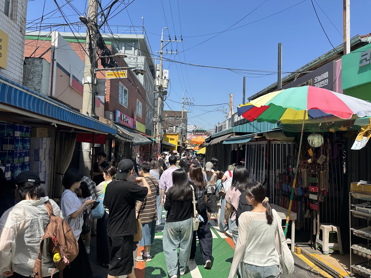 Dongdaemun Stationery Store Street is fiiled with people trying to buy Wax Squishy or stressball. (Choi Jeong-yoon/ The Korea Herald)