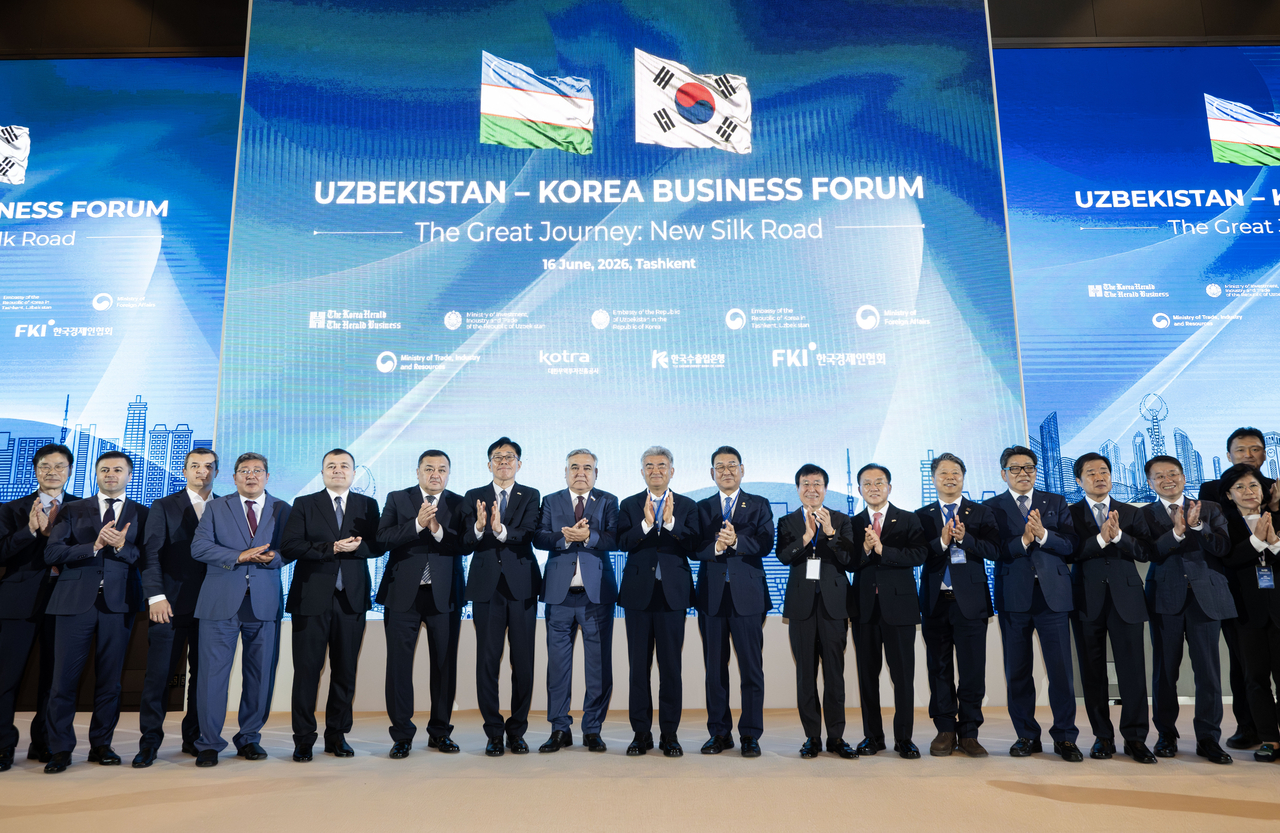 Jung Won-ju, chairman of Herald Media Group, Jungheung Group and Daewoo Engineering & Construction, Alisher Agzamkhodjaev, chair of the Senate Committee on Foreign Relations, Foreign Economic Relations, Foreign Investment and Tourism of Uzbekistan, and other guests pose for a photo at the Korea-Uzbekistan Business Forum in Tashkent, Uzbekistan, Tuesday. From sixth from left are Uzbek Deputy Trade Minister Ilzat Kasimov, Korean Ambassador Won Do-yeon, Agzamkhodjaev, Jung, Rep. Kim Kyo-heung, BoMI E&C Chair Kim Deok-young, Rep. Yoon Jae-ok, Rep. Seo Young-seok, and Herald Media Group CEO Choi Jin-young . (Im Se-jun/The Korea Herald)