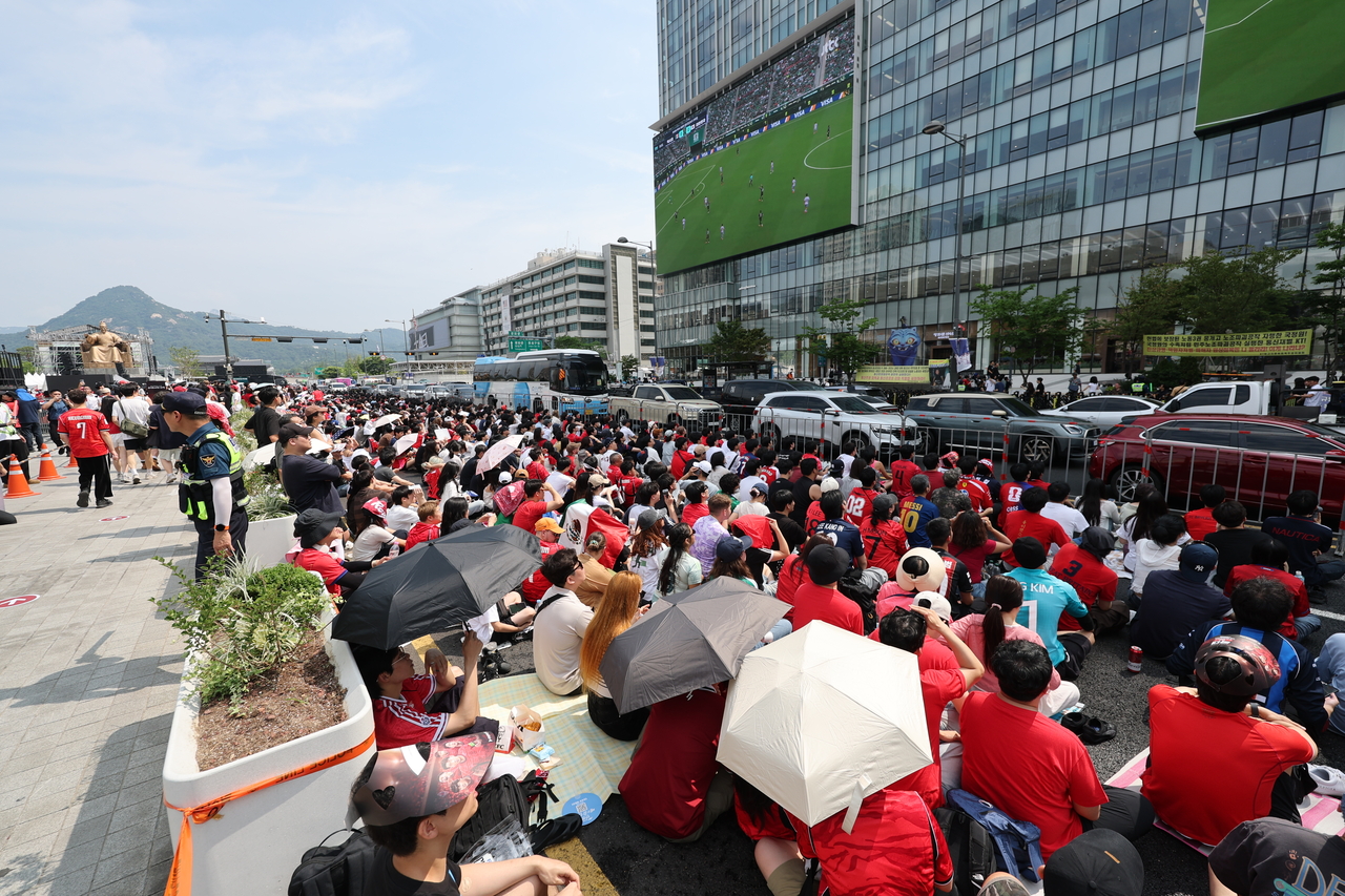 Crowds gather at Seoul's Gwanghwamun Square in front of the KT West building to cheer on South Korea during its Group A World Cup match against Mexico on Friday. (Yonhap)