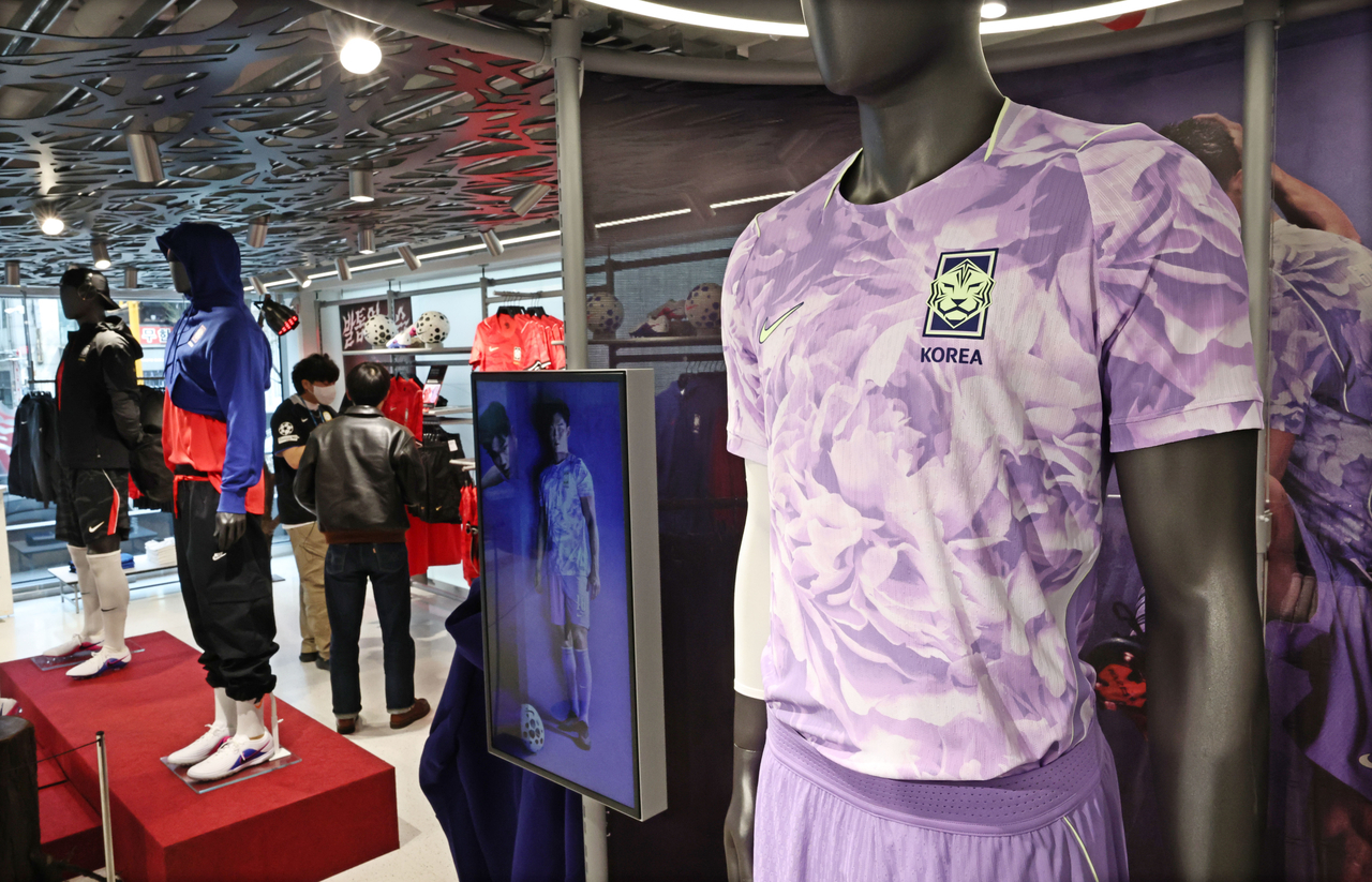 South Korea's new national team kit for the 2026 FIFA World Cup is displayed at the Nike Gangnam flagship store in Seoul. (Yonhap)