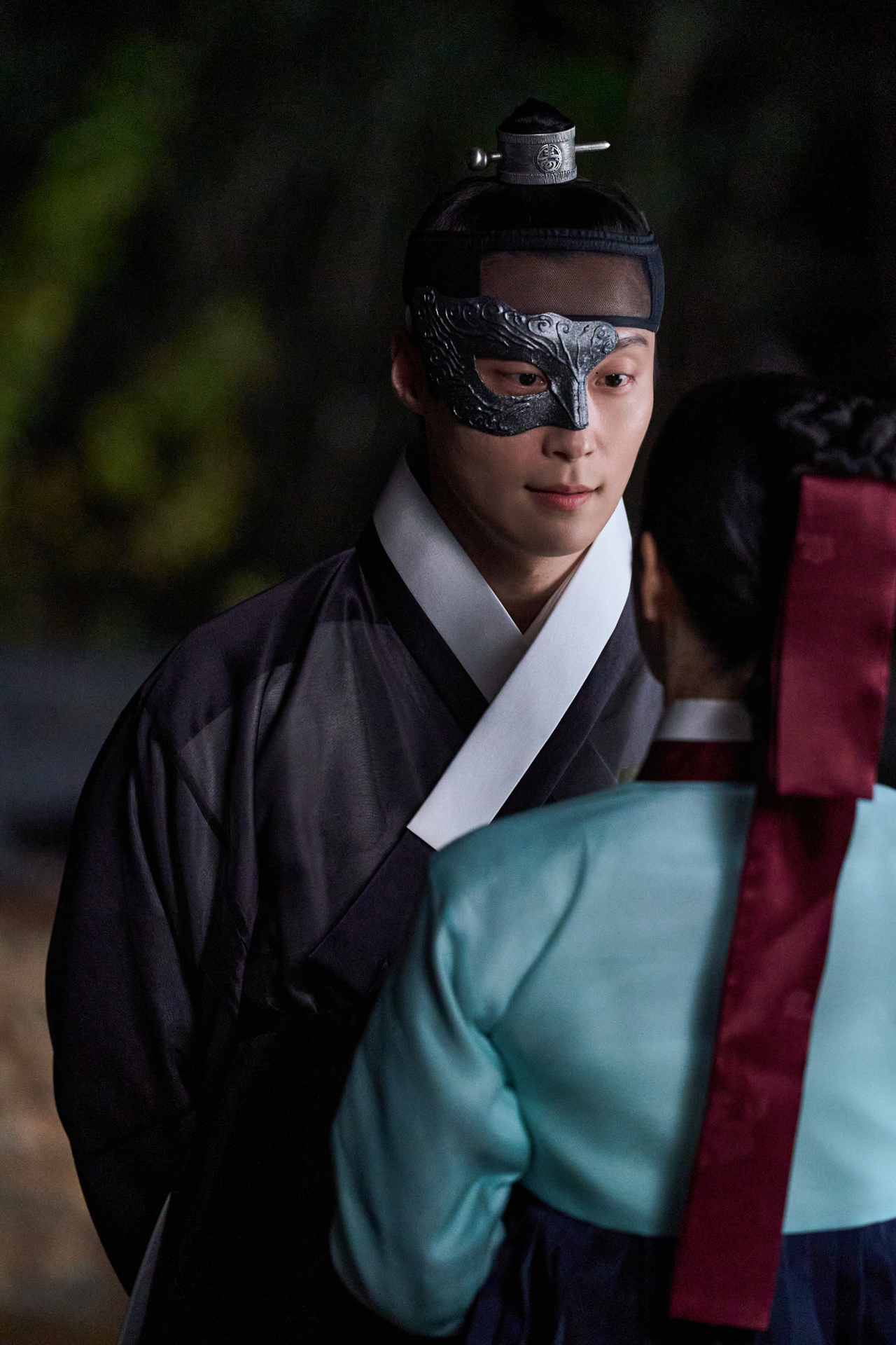 Heo Nam-jun plays Prince Lee Hyun, the Joseon-era incarnation of modern-day chaebol Cha Se-gye, in fantasy romance, "My Royal Nemesis." (SBS)