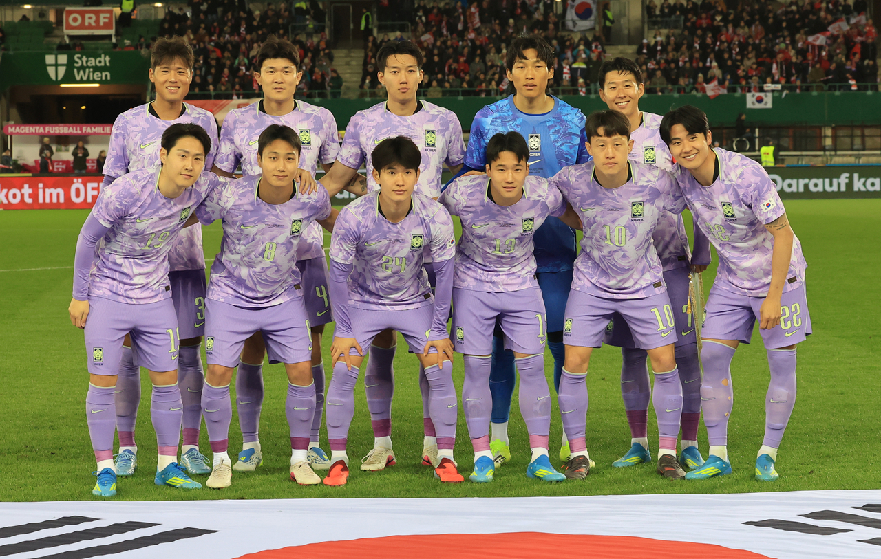 The South Korea national soccer team poses for a group photo after a friendly game against Austria on April 1. (Yonhap)