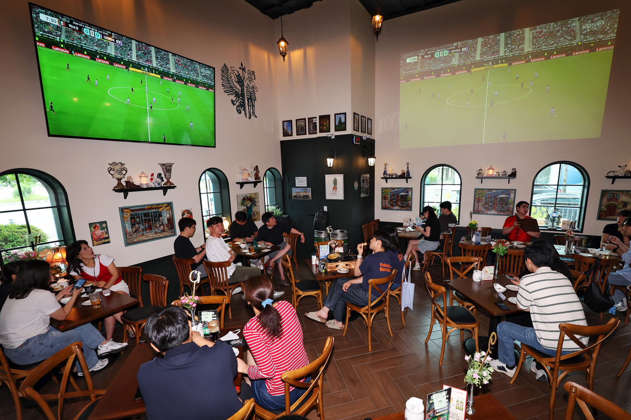 Soccer fans gather at a pub in Gwangju to watch and cheer on South Korea during its Group A World Cup match against Mexico on Friday morning. (Yonhap)
