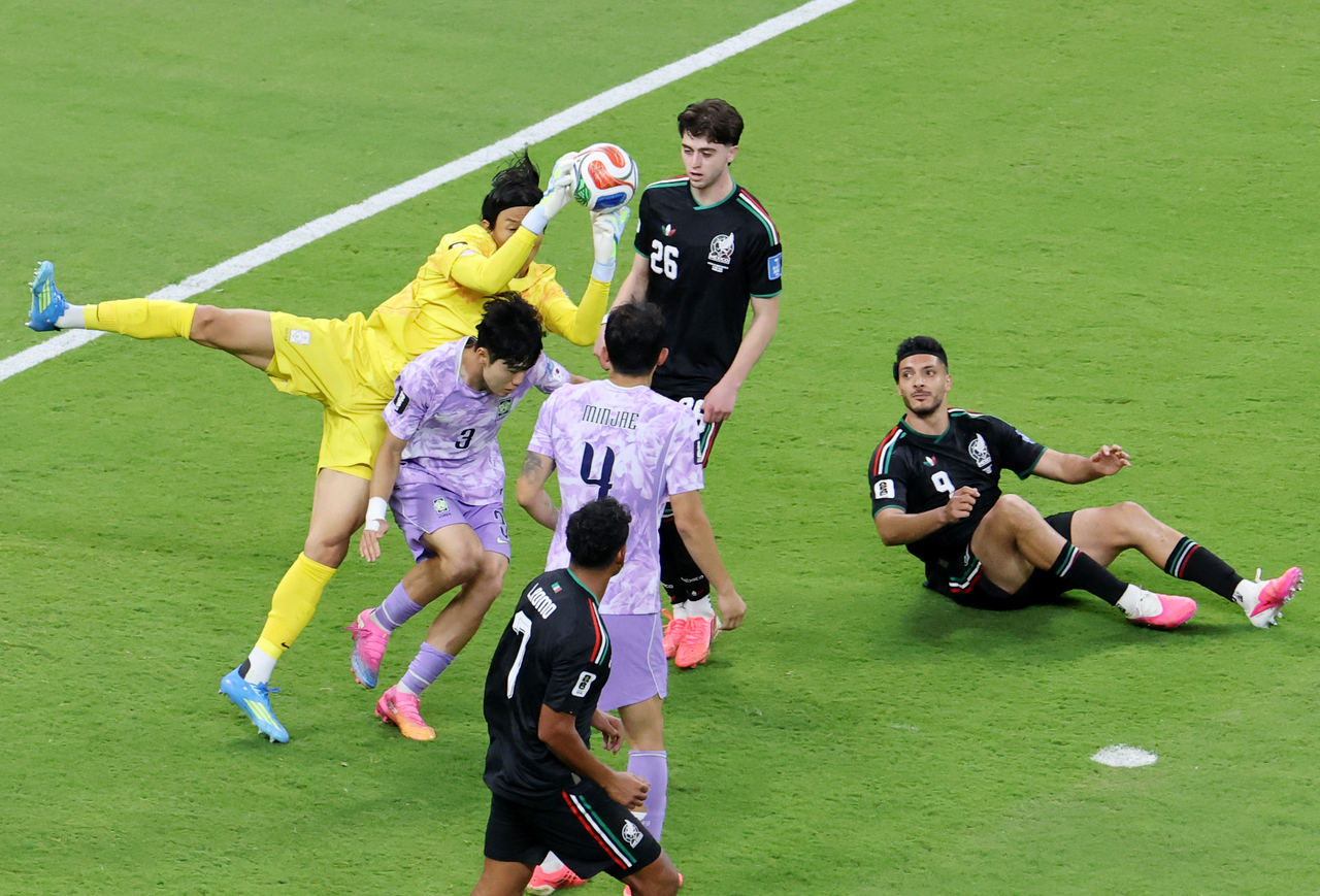South Korean goalkeeper Kim Seung-gyu (in yellow) collides with teammate Lee Gi-hyuk during South Korea's Group A match against Mexico at the 2026 FIFA World Cup at Estadio Guadalajara in Zapopan, Mexico, on Friday. (Yonhap)