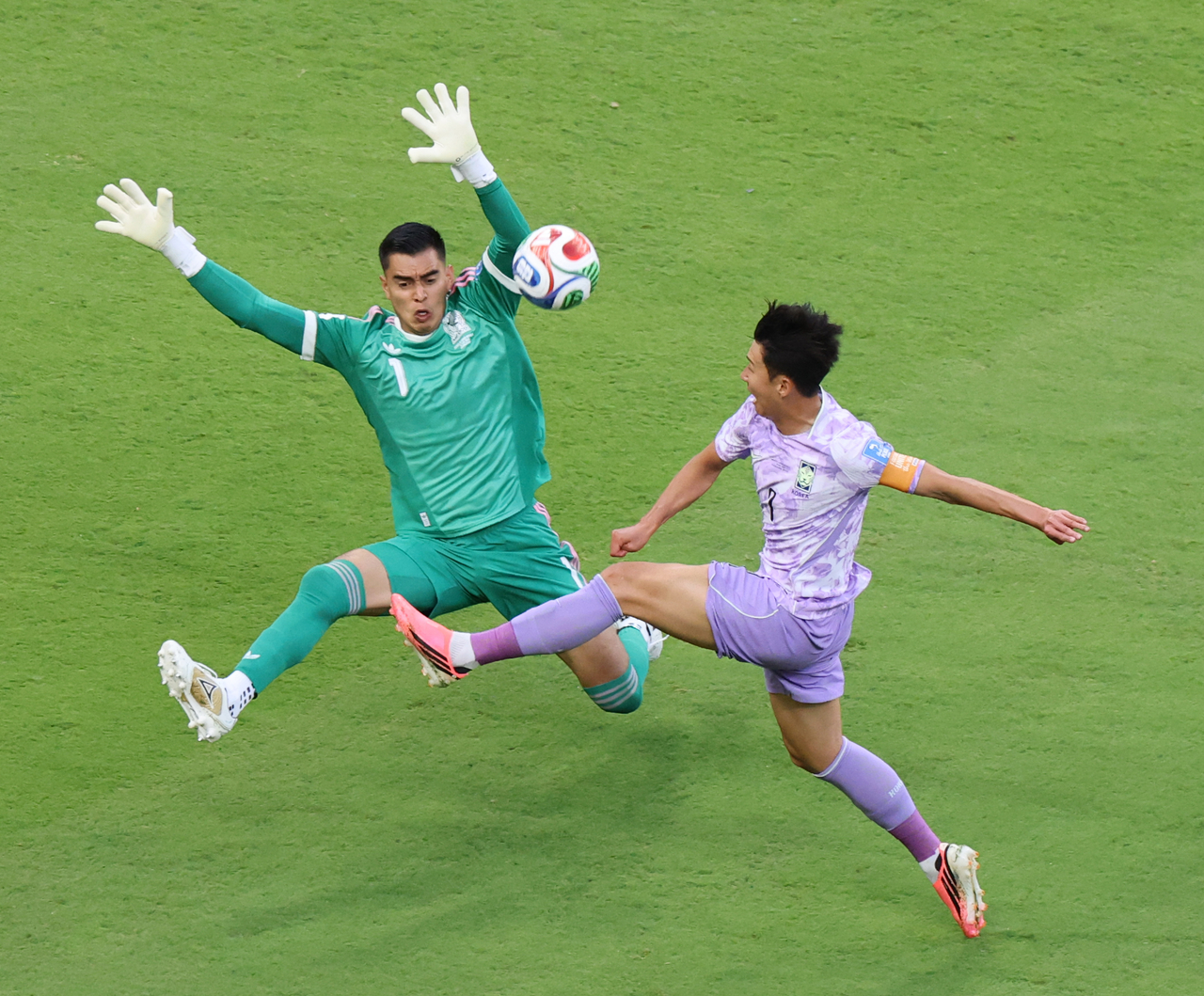 South Korea captain Son Heung-min (right) attempts a lob during the Group A match between South Korea and Mexico at the 2026 FIFA World Cup at Estadio Guadalajara in Zapopan, Mexico, Thursday. (Yonhap)