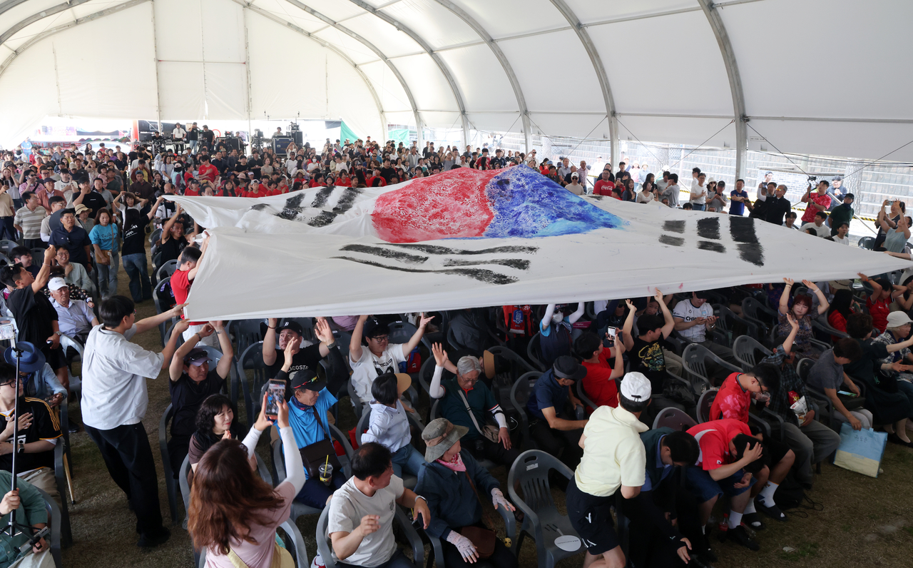 Residents and visitors at the Gangneung Danoje Festival in Gangwon Province cheer on South Korea during its Group A World Cup match against Mexico on Friday. (Yonhap)