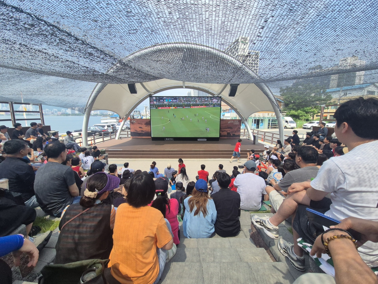 People cheer for South Korea at a public viewing event held at an outdoor performance venue in Chinsu Park in Sokcho, Gangwon Province, during the team's Group A World Cup match against Mexico on Friday. (Yonhap)