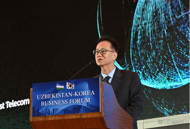 Park Se-joo, country director of East Telecom delivers a presentation at the Uzbekistan-Korea Business Forum in Tashkent, Uzbekistan, Tuesday. (Im Se-jun/The Korea Herald)