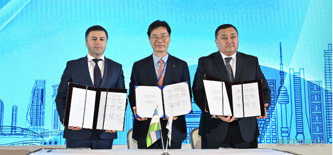 From left: Uzbek Pharmaceutical Industry Development Agency chief Azizov Abdulla, KIND President Kim Bok-hwan, and Uzbekistan's Deputy Trade Minister Ilzat Kasimov pose after signing an agreement during the Uzbekistan-Korea Business Forum in Tashkent, Uzbekistan, Tuesday. (Lim Se-jun/The Korea Herald)