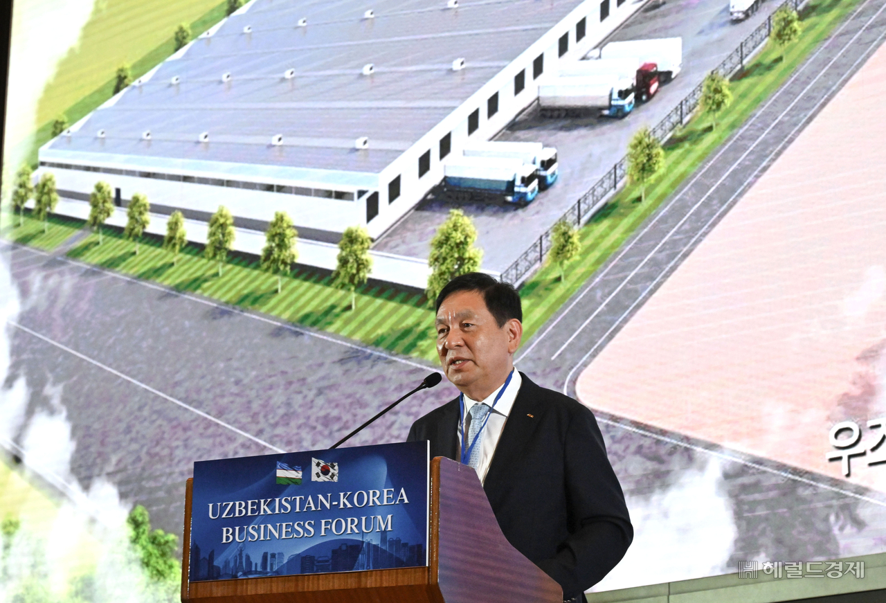 Koo Gi-do, vice chair of the association and chair of AHA Information & Communication delivers a presentation at the Uzbekistan-Korea Business Forum in Tashkent, Uzbekistan, Tuesday. (Im Se-jun/The Korea Herald)