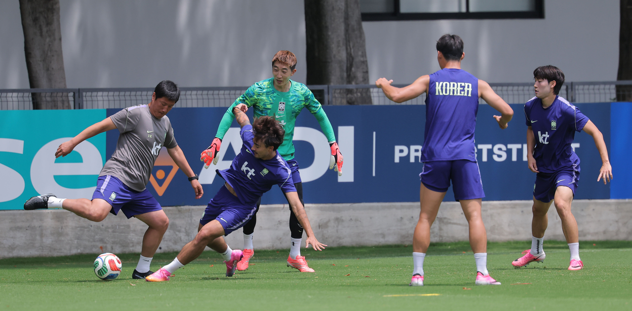 South Korean players take part in a training session for the FIFA World Cup at Chivas Verde Valle in Zapopan, Mexico, on Friday. (Yonhap)