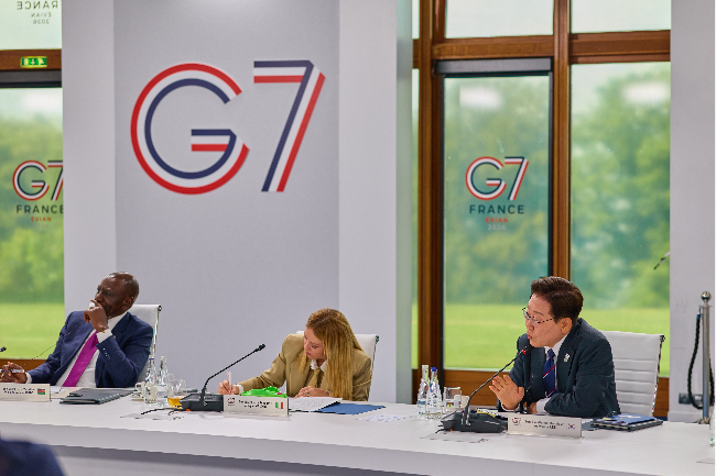 President Lee Jae Myung speaks during an expanded session of the Group of Seven summit in Evian-les-Bains, France, Tuesday. (Pool photo via Yonhap)