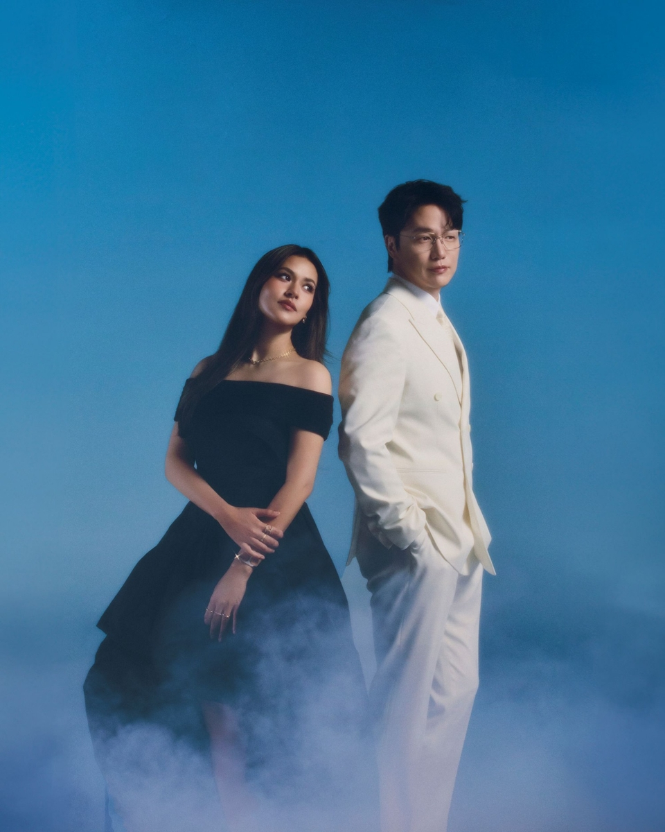 Raisa (left) stands next to Sung Si-kyung. (E2W Group)