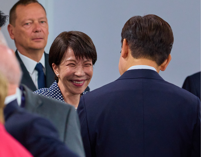President Lee Jae Myung speaks with Japanese Prime Minister Sanae Takaichi during the second session of an expanded meeting involving Group of Seven leaders and invited countries in Evian-les-Bains, France, Wednesday. (Pool photo via Yonhap)