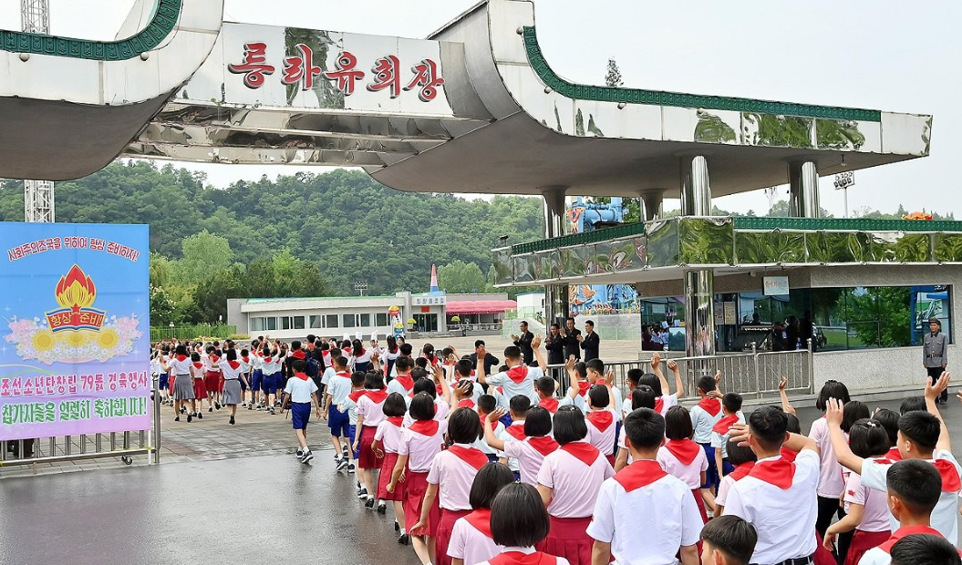 Participants in a North Korean youth organization event visit Rungna People's Pleasure Ground for a group outing. [Yonhap]