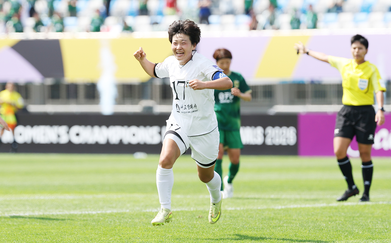 Naegohyang captain Kim Kyong-yong celebrates after scoring the opening goal in the AFC Women's Champions League final at Suwon Sports Complex on May 23. [Yonhap]