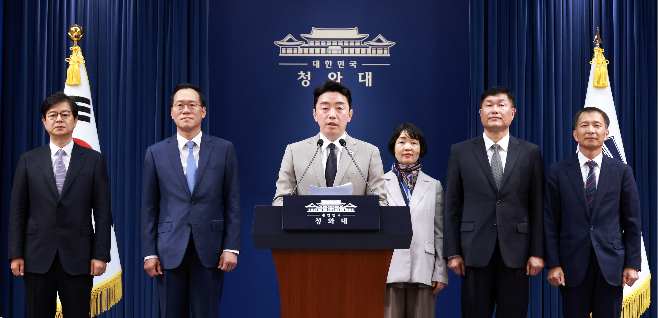 Presidential chief of staff Kang Hoon-sik (third from left) speaks at a briefing held in Cheong Wa Dae, along with new senior presidential secretary picks Sunday. From left: Seong Ghi-hong, Han Chan-sik, Kang, Kim Kyoung-ja, Kang Gun-jark and Song Ki-ho. (Yonhap)