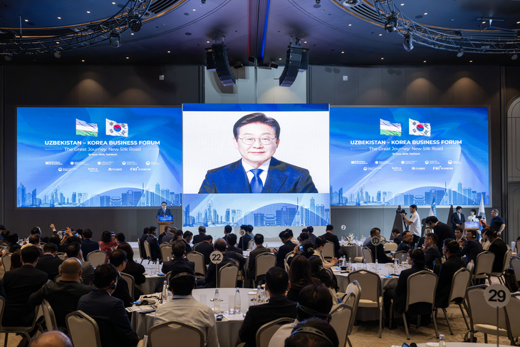 Choi Jin-young, CEO of Herald Media Group, reads a written congratulatory message from Lee Jae-myung during the Uzbekistan-Korea Business Forum 2026  in Tashkent, Uzbekistan, on June 16. (Lim Se-jun/The Korea Herald)