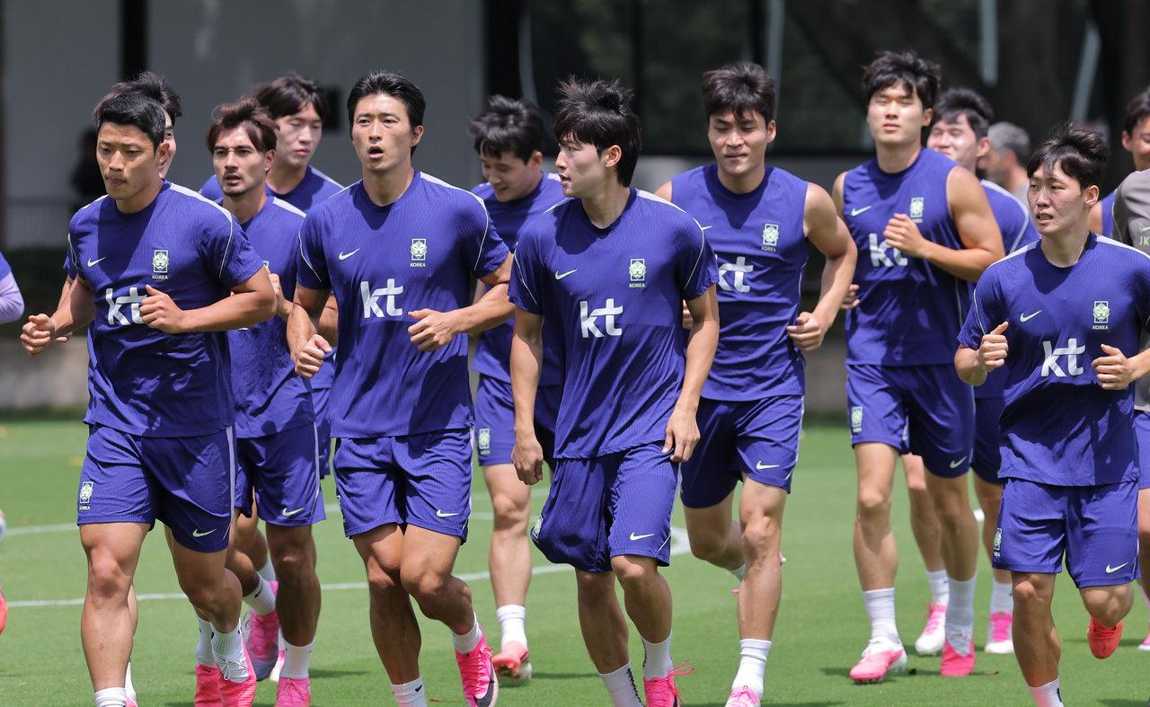 South Korean players jog before a training session for the FIFA World Cup at Chivas Verde Valle in Zapopan, Mexico, on Friday. (Yonhap)