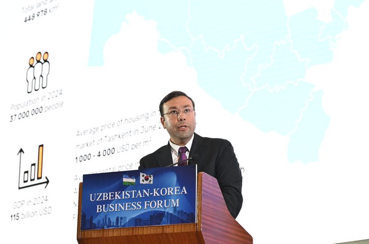 Sharaf Radjabov, deputy director of the New Tashkent City Development Project, presents the New Tashkent initiative at the Uzbekistan-Korea Business Forum in Tashkent, Uzbekistan, Tuesday. (Im Se-jun/The Korea Herald)